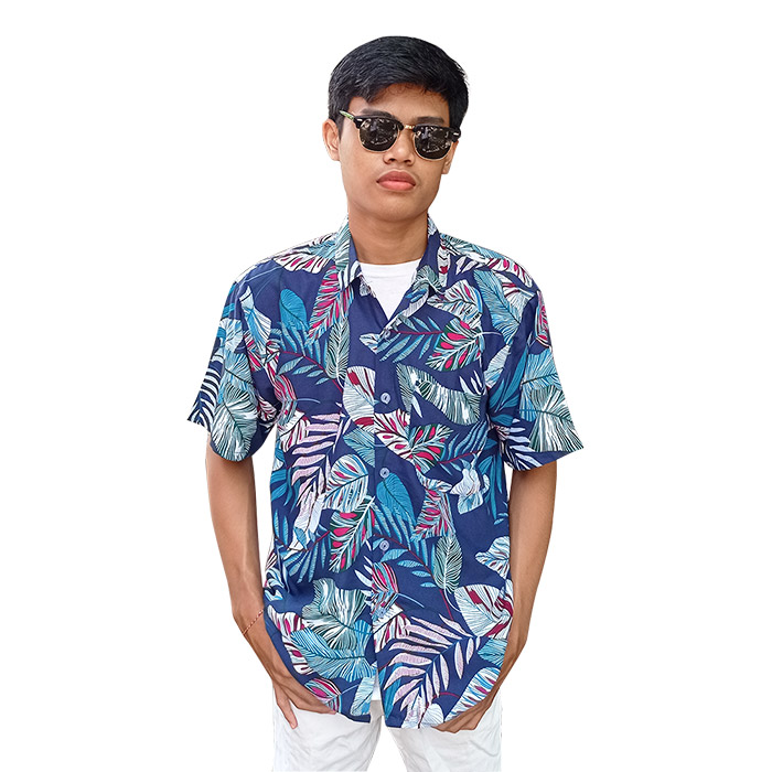 desain Kemeja Hawaii Bali dengan motif tropis yang mencolok dan penuh warna